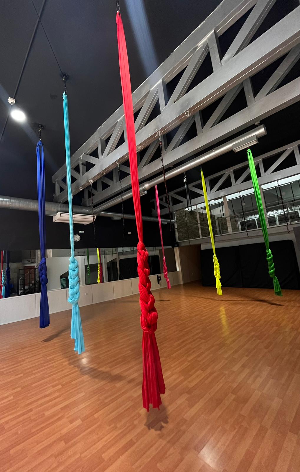 Sala de Queens Aerialsport con telas aéreas de colores